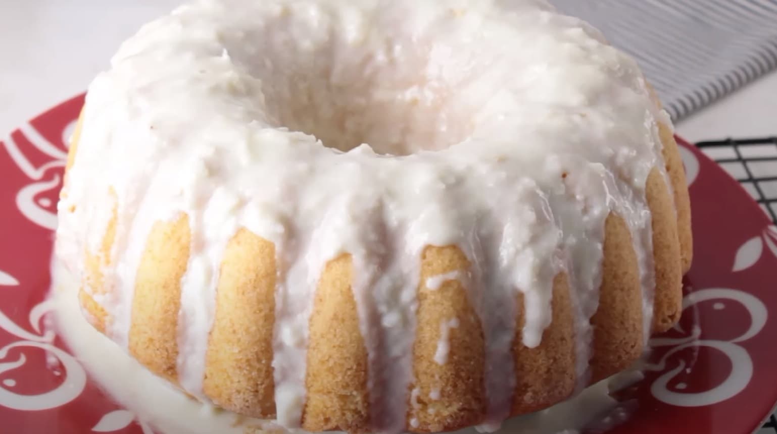 Bolo de leite de coco fofinho e molhadinho com coco