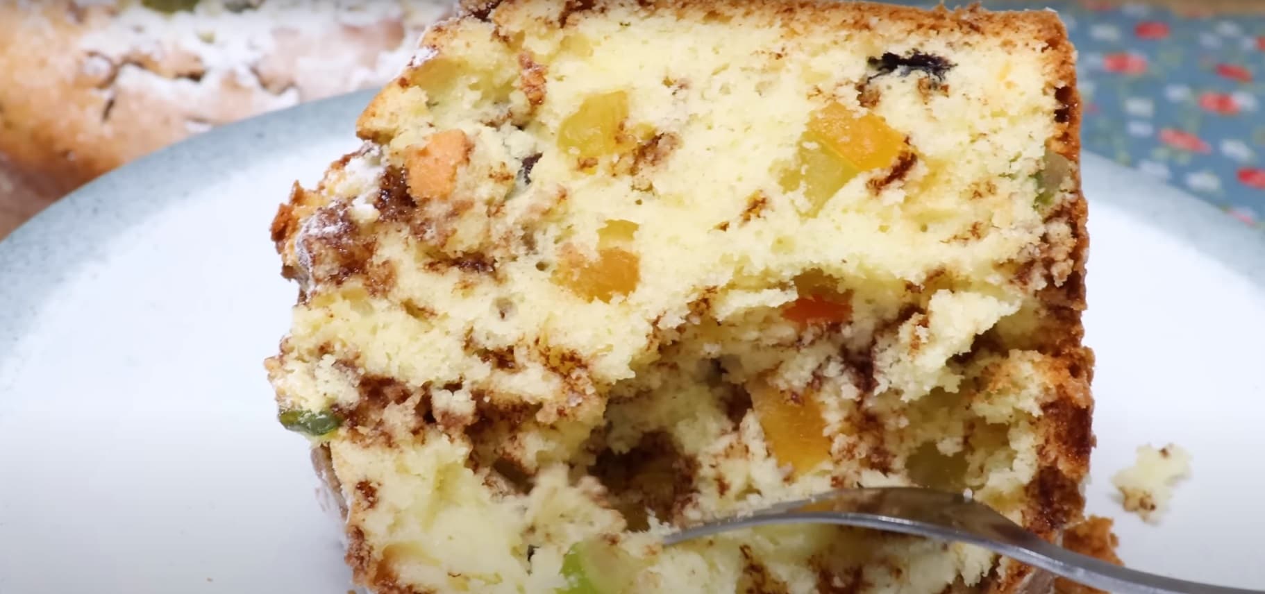 Bolo fofinho com gotas de chocolate e frutas