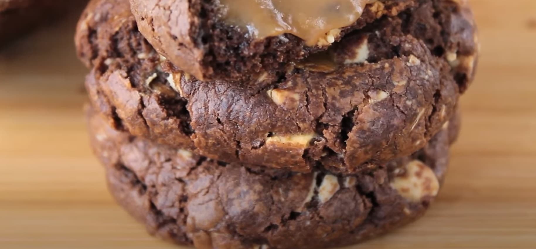 Cookie de chocolate com amêndoas e doce de leite