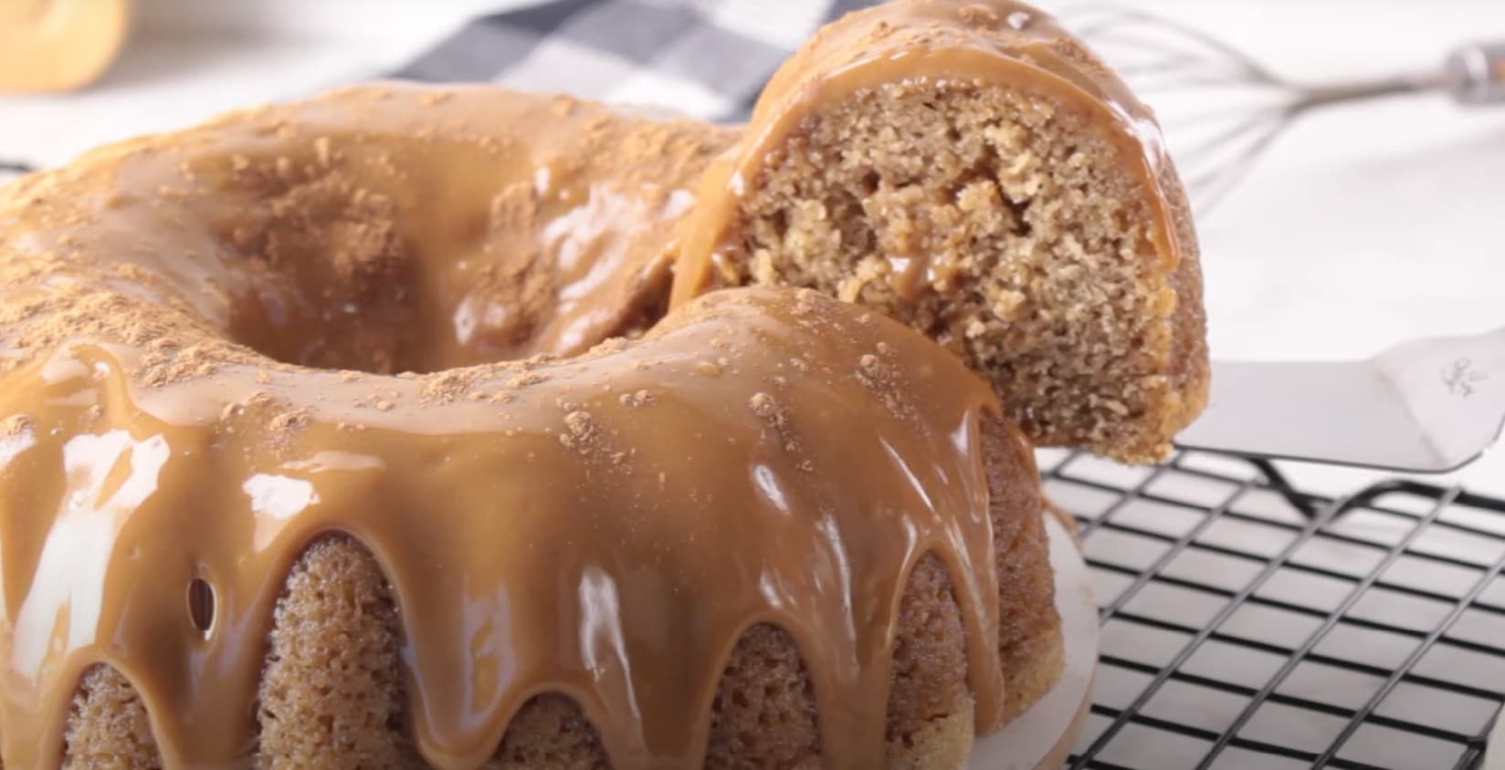 Bolo de Amendoim com Canela e Doce de Leite