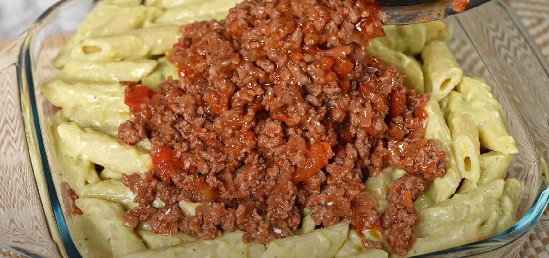 Macarronada com Creme de Queijo e Carne Moída ao Molho Vermelho