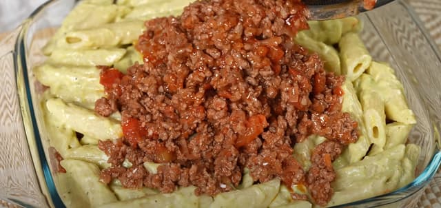 Macarronada com Creme de Queijo e Carne Moída ao Molho Vermelho