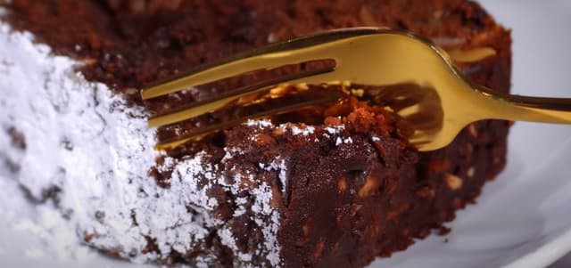 Bolo de Chocolate Cremoso com Castanhas