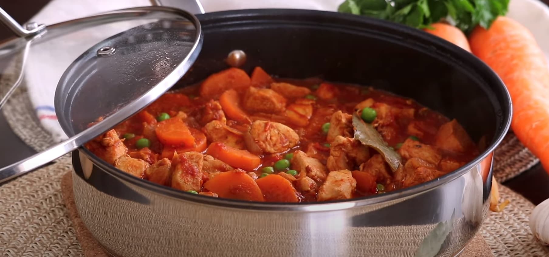 Peito de Frango Ensopado ao Molho de Tomate Caseiro