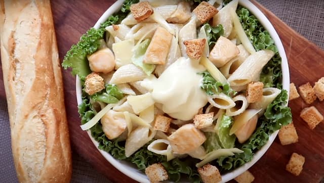 Salada de Macarrão com Peito de Frango e Vegetais