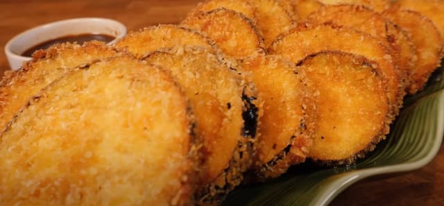 Berinjela crocante e sequinha empanada e frita