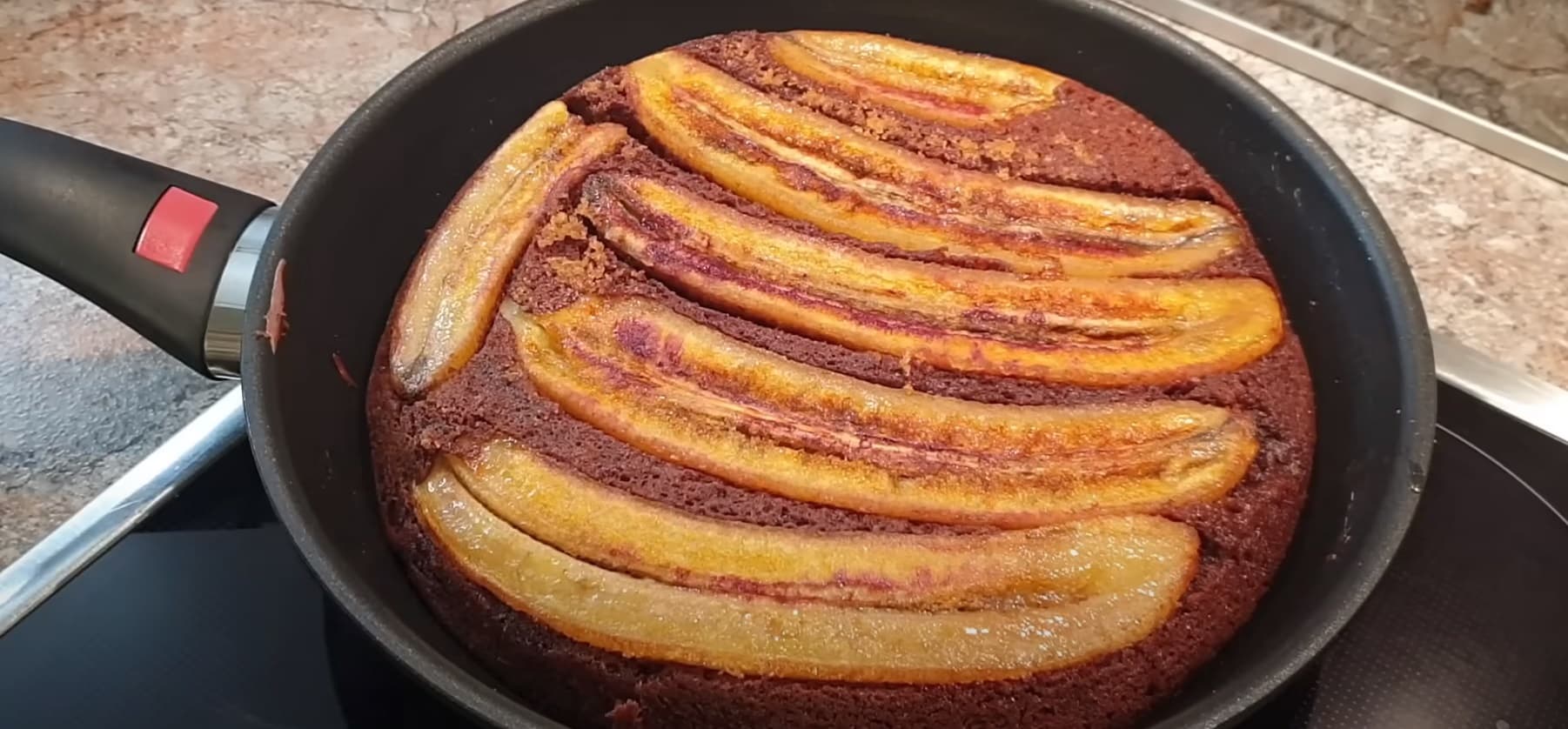 Bolo de frigideira de chocolate com banana