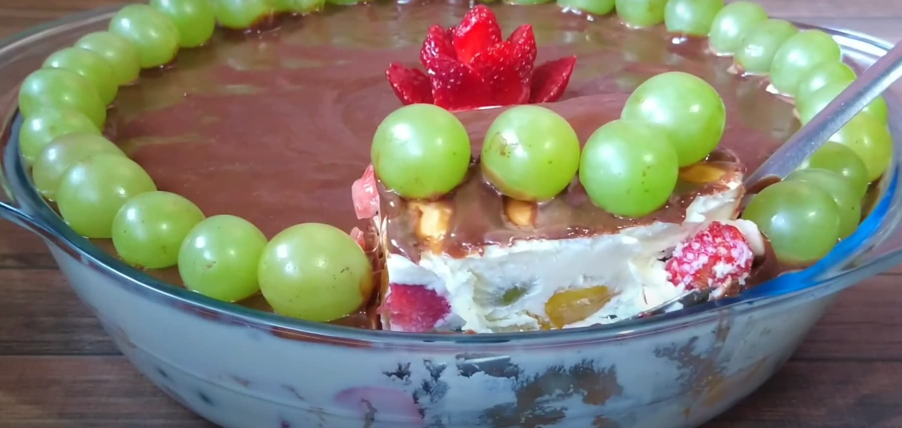 Pavê de frutas com brigadeiro branco e ganche