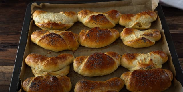 Pão caseiro de cebola em formato de caracol