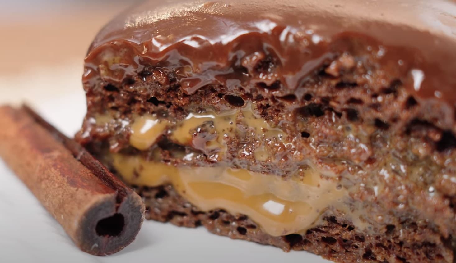 Bolo de Mel com Chocolate e Recheio de Doce de Leite Cremoso