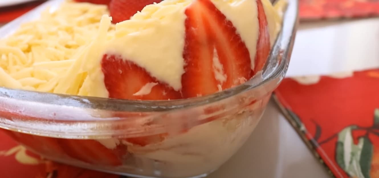 Brigadeiro Branco de Travessa com Morangos