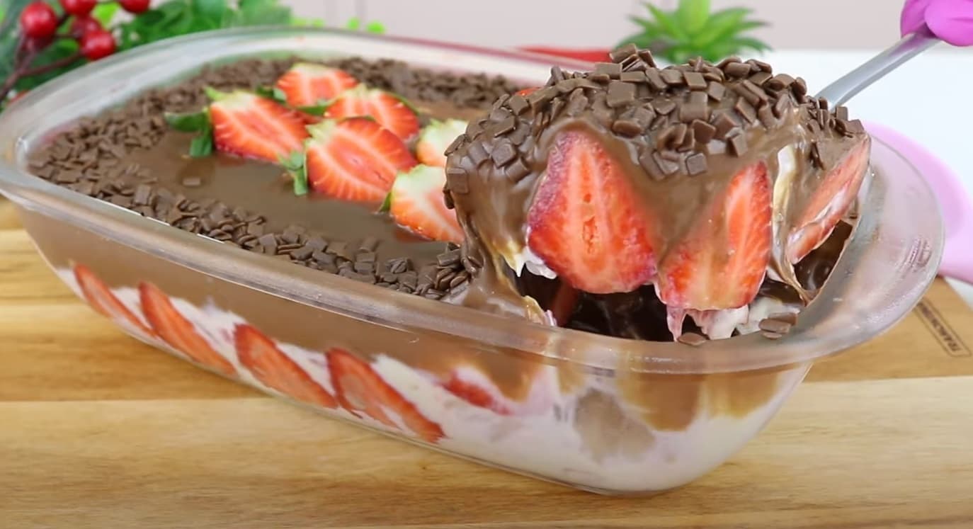 Brigadeiro de Travessa Simples com Nescau e Morangos