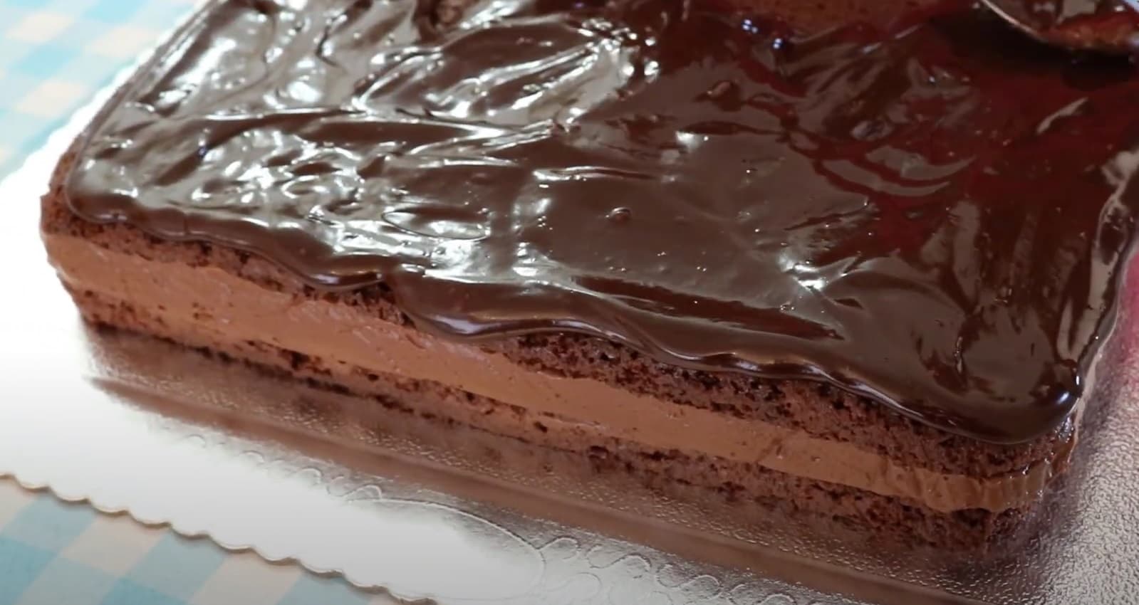 Bolo de chocolate fofinho com mousse de nescau