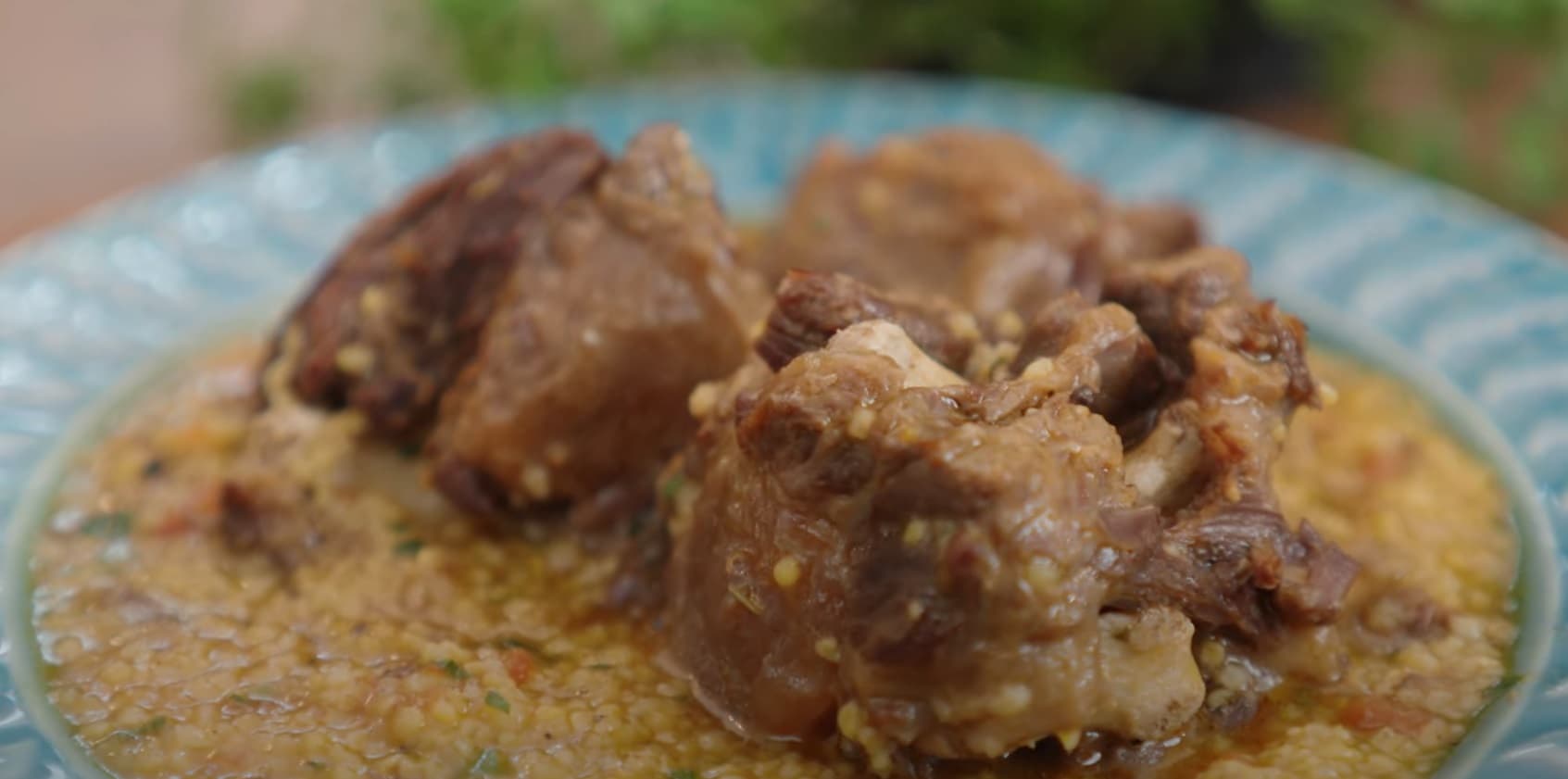 Caldo de Canjiquinha Cremosa com Costelinha de Porco Frita
