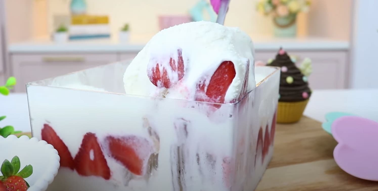 Creme de Leite Ninho com Camadas de Morango