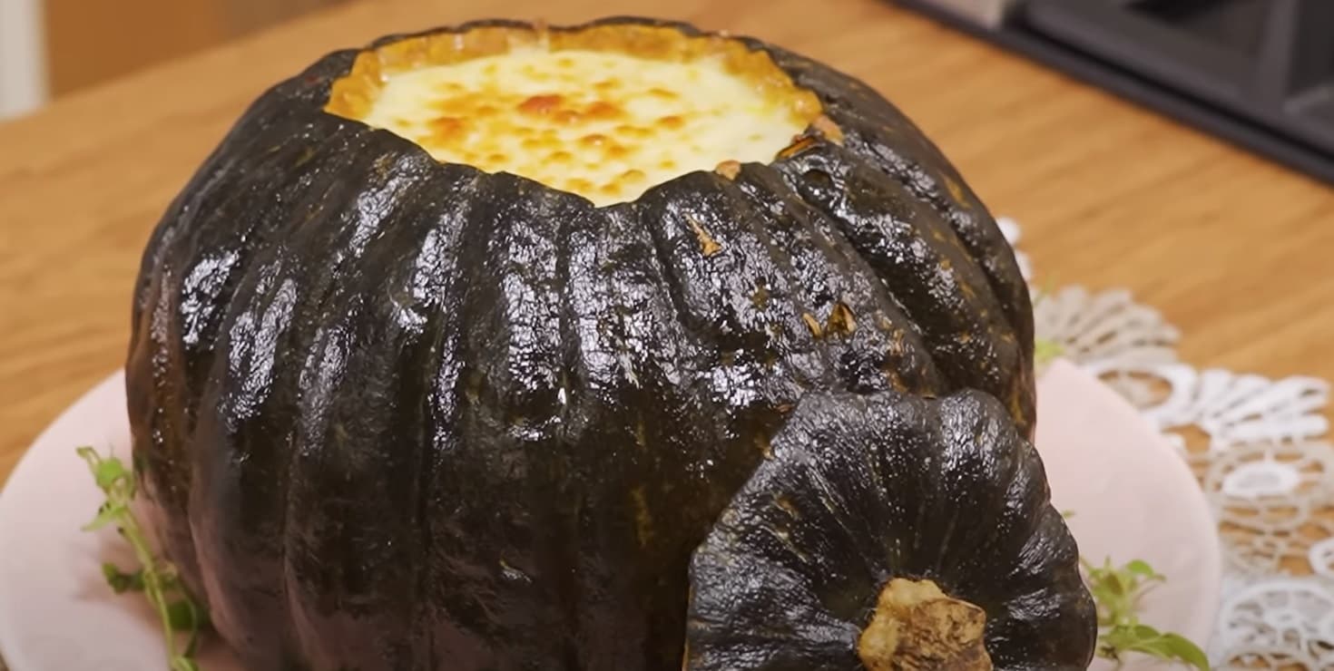 Abóbora Inteira Recheada com Camarão e Creme de Queijo Assada