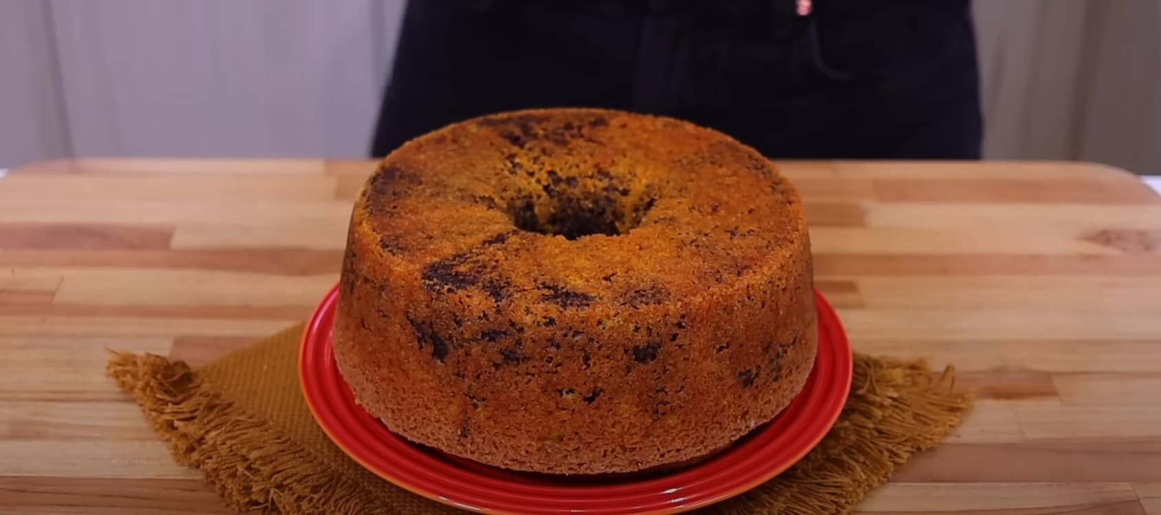Bolo de Laranja Fofinho com Mesclas de Chocolate Amargo