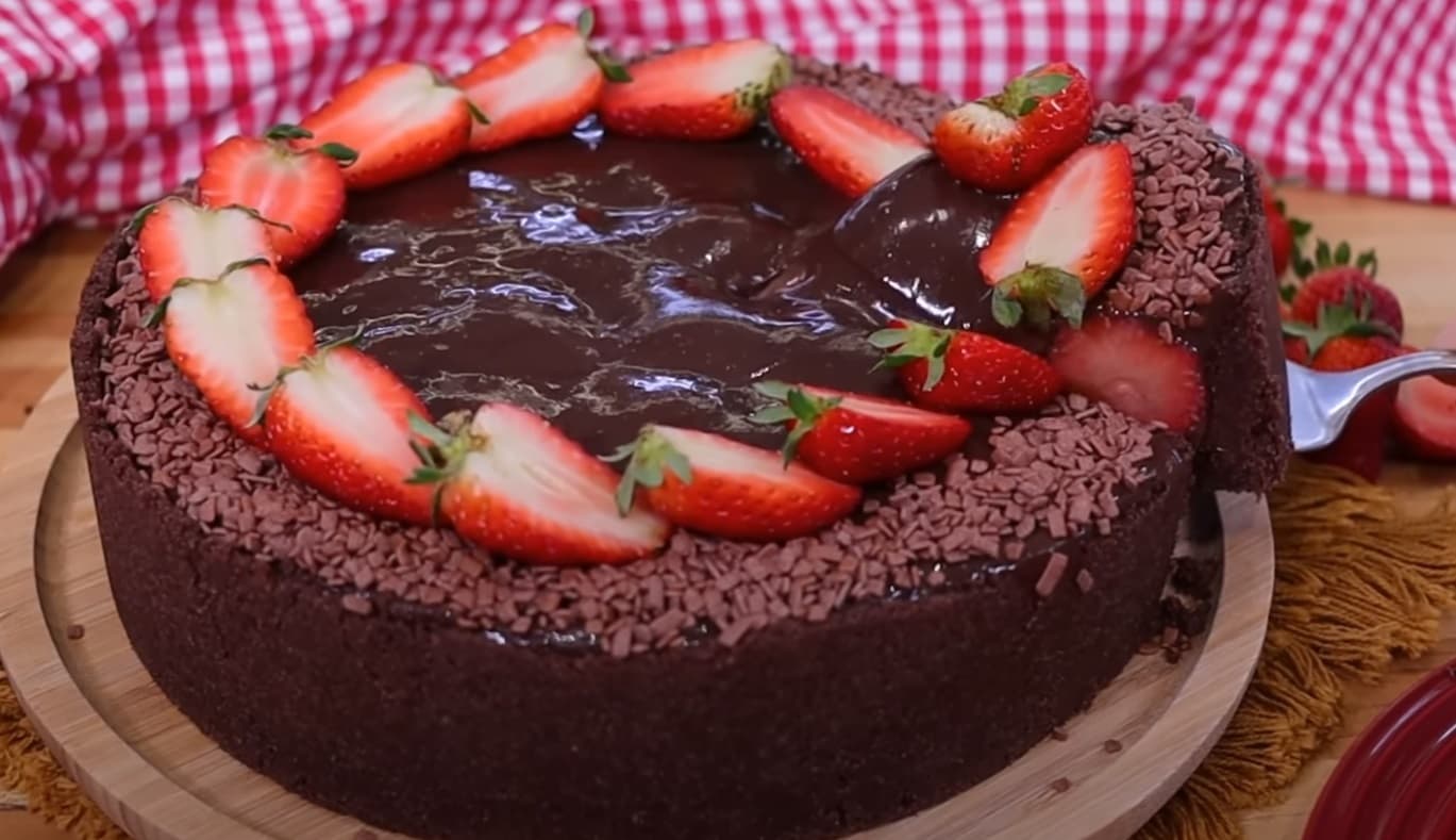 Bolo Piscininha com Creme de Chocolate e Morangos Frescos