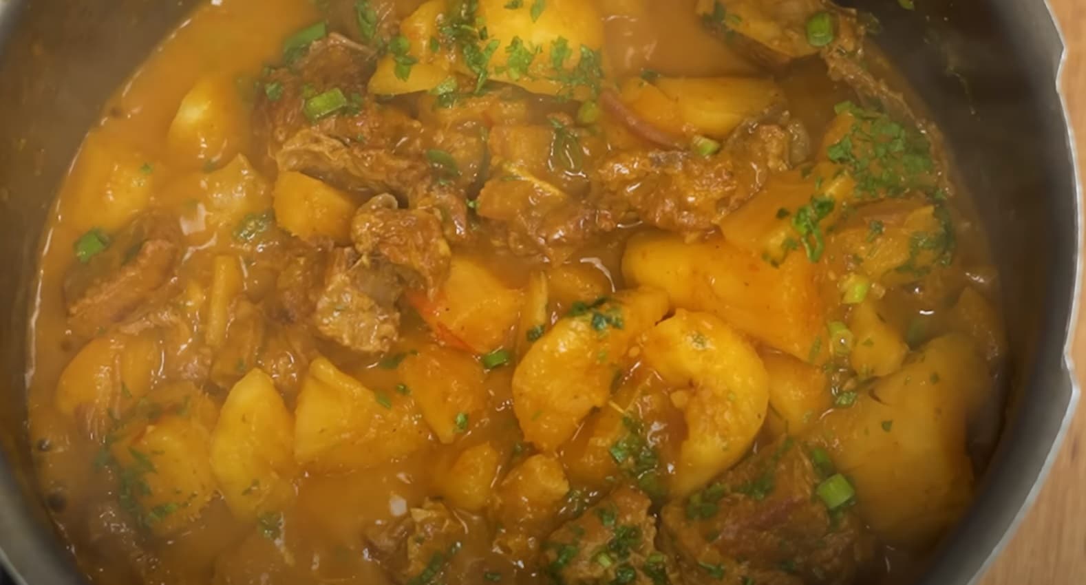 Costela de Boi Cozida na Manteiga de Garrafa com Mandioca