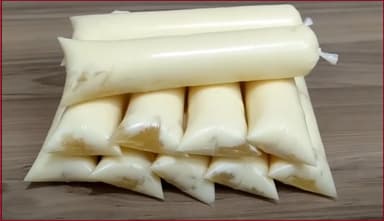 Geladinho de abacaxi com pedaços de frutas