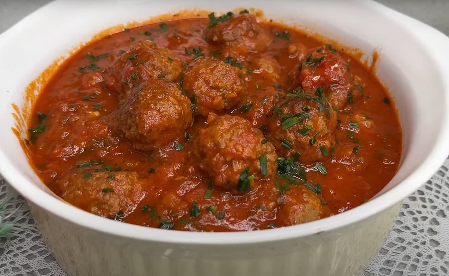 Como fazer almôndega ao molho de manjericão