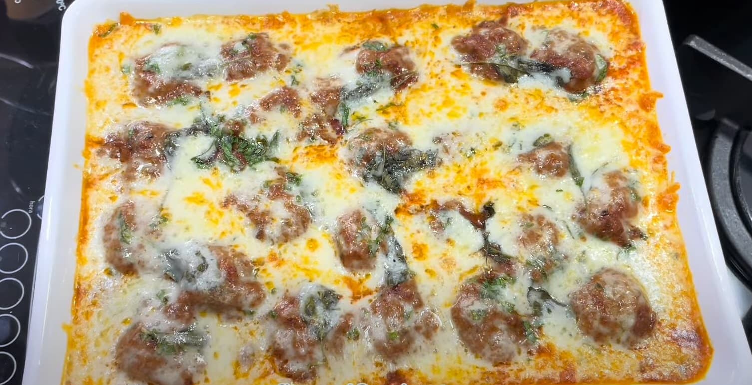 Almondega ao forno com queijo gratinado