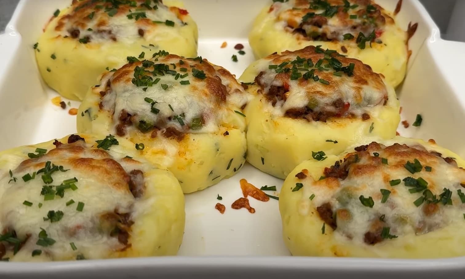 Bolinhos de pure de batata com carne e frios Gratinado