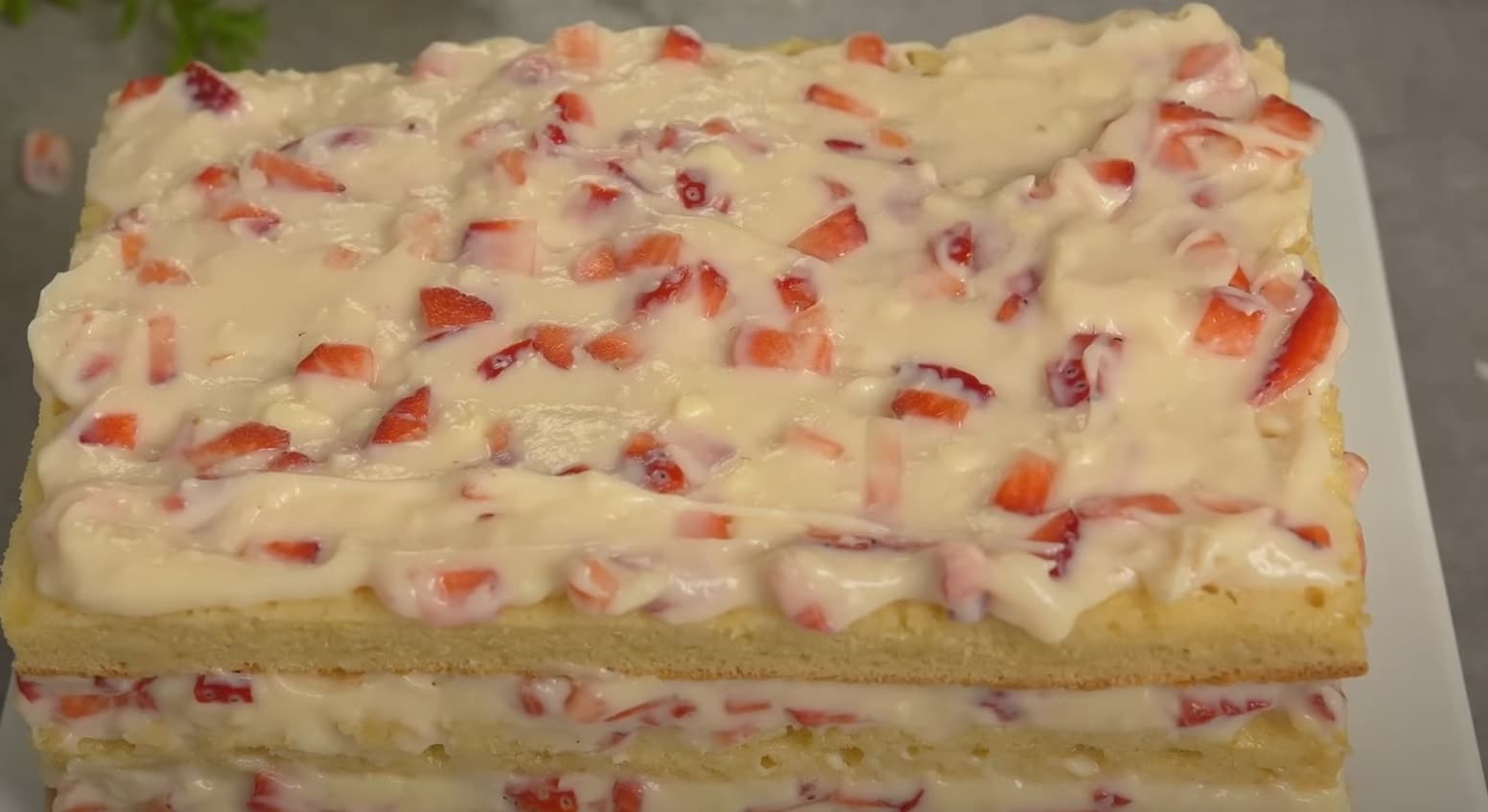 Bolo de camadas recheado com creme branco