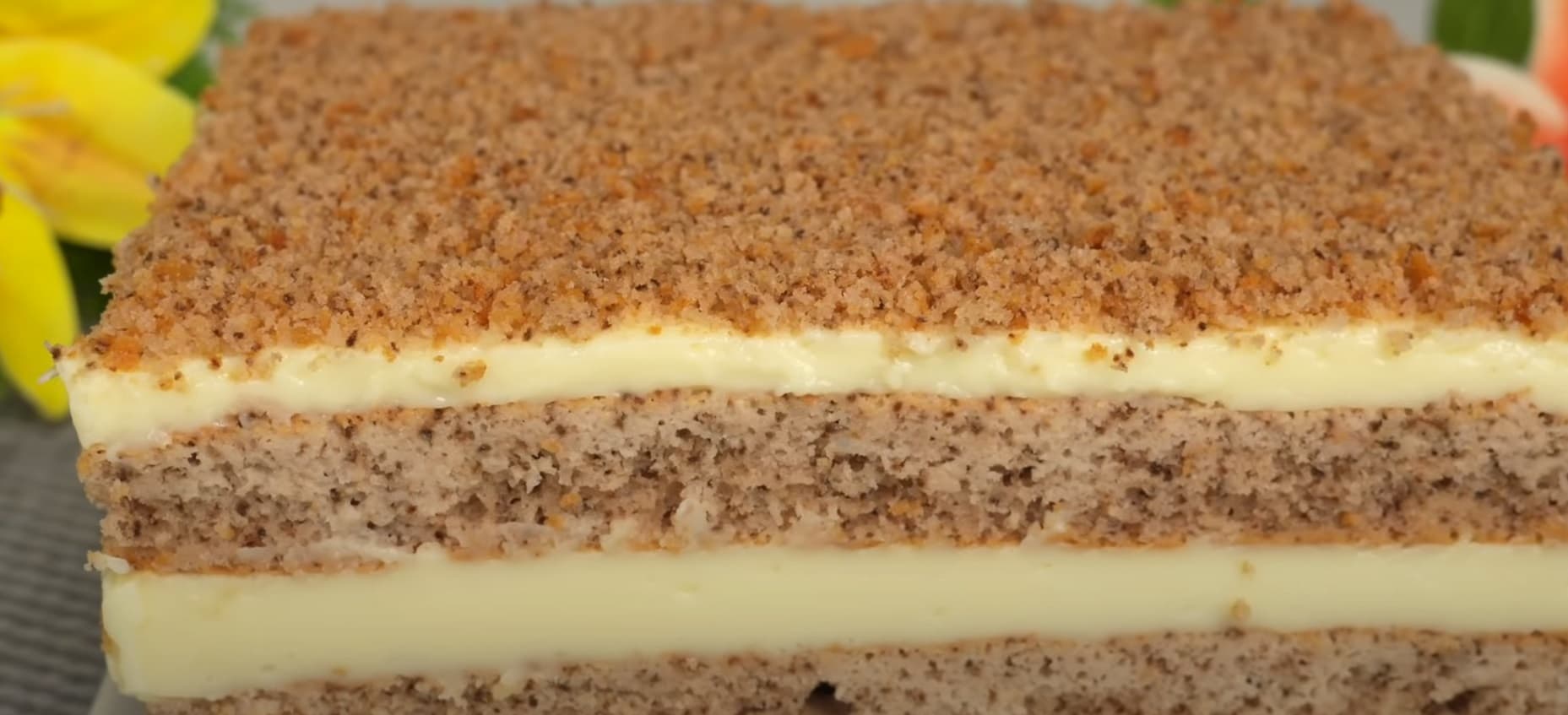 Bolo de nozes com recheio de creme branco