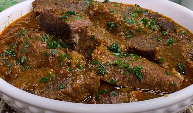 Carne de panela desmanchando na cerveja preta