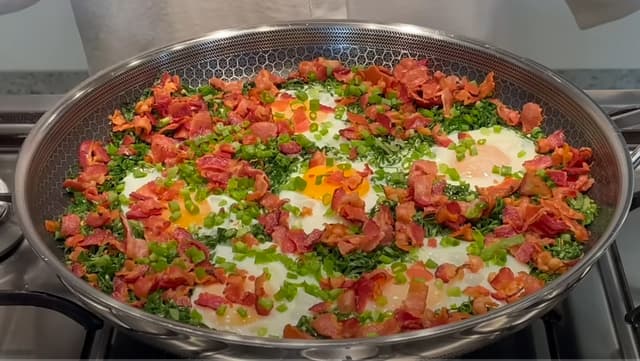 Couve refogada com ovos fritos inteiro e bacon