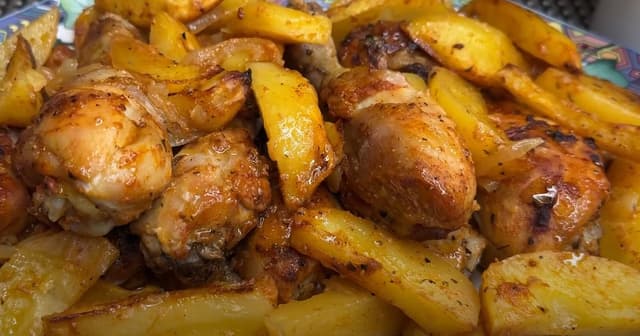 Coxa de frango picante com batatas