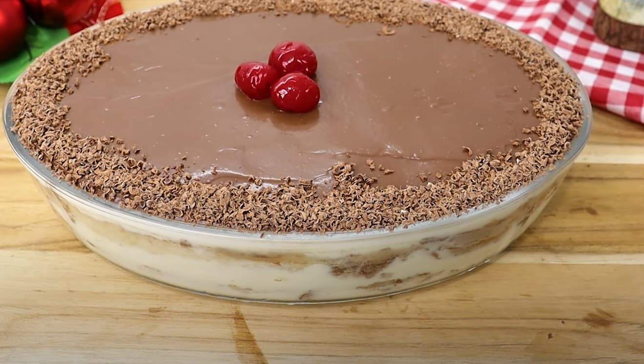 Pavê de leite moça com cobertura de ganache