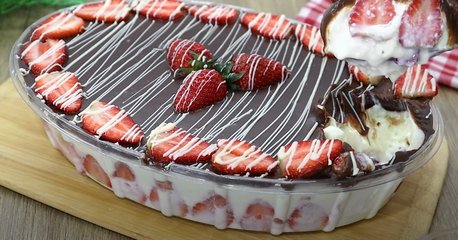 Pavê de creme com morango